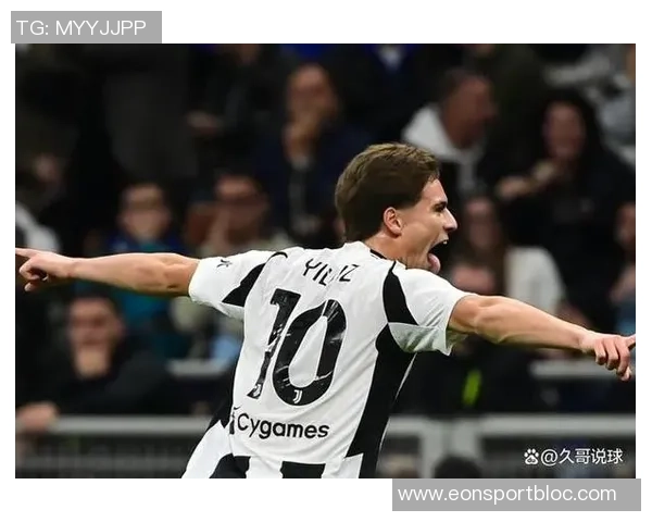 伊尔迪兹赛后与大卫路易斯合影留念称赞传奇球员的精彩表现